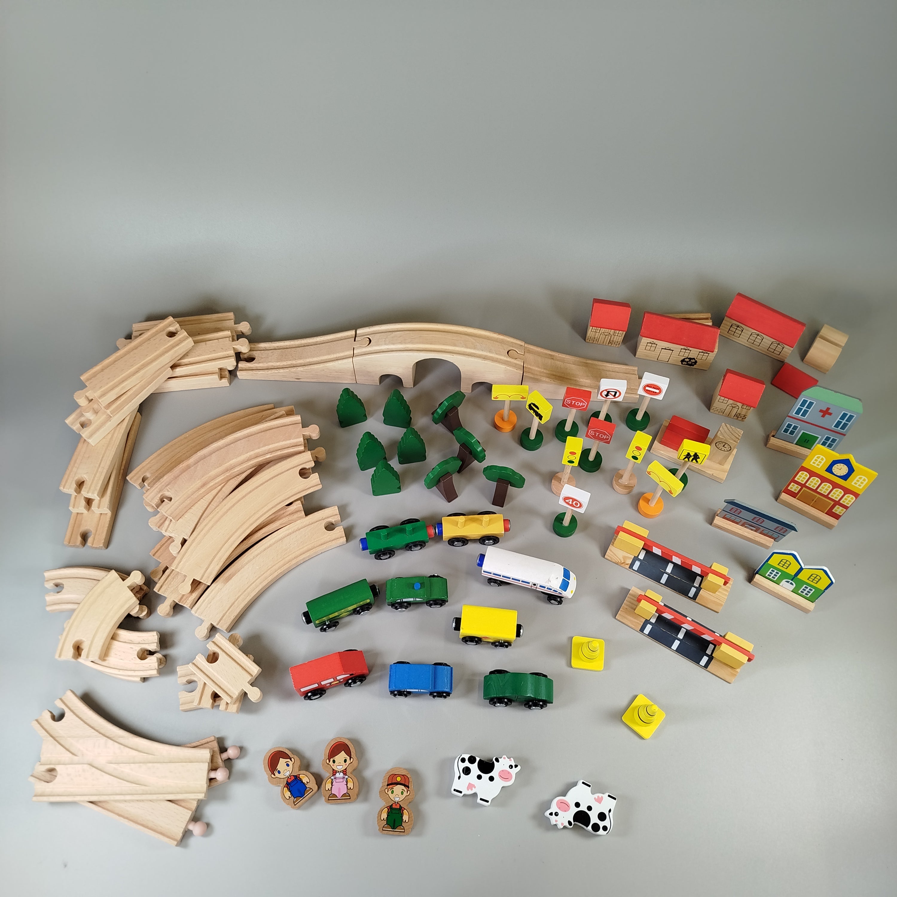 Großes Holzeisenbahn-Set mit Zügen und Zubehör